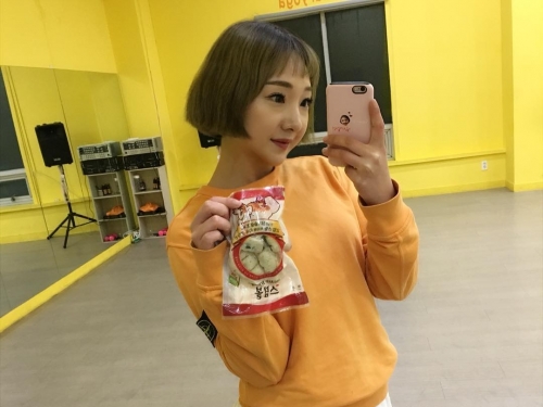 猛！妹子起立坐下「混圓翹臀」緊實乍現，讓人忍不住跟在後面一起動！