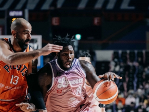 PLG》因「鬥毆條款」被趕出場 領航猿桑尼氣到踢球車