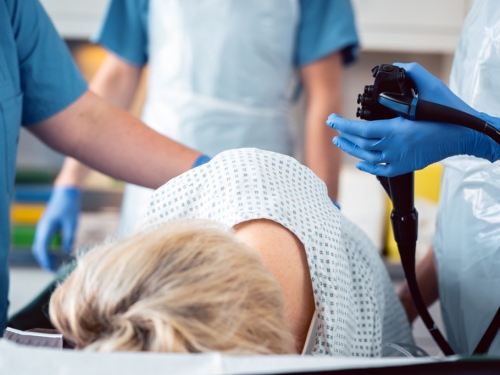 女浣腸不斷「笑噴」 屎襲診間半小時 醫生慘被噴滿身