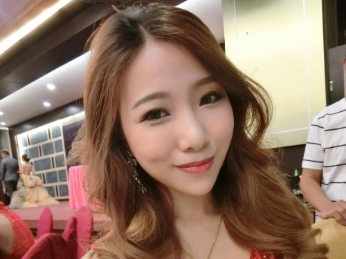 「性感女DJ」大露嫩乳！深V衣中路開開直到最底　白皙奶球直接見客！