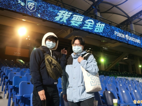 中職》新莊球場斥資1.2億整修翻新 資深熱血球迷從澎湖來看測試賽開箱
