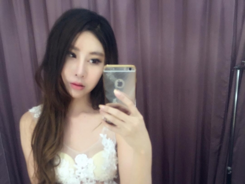 白皙長腿爆乳女郎！「藍芯芯」一個Pose就能Hold住全場！