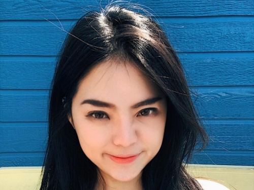跟鳳梨一樣大！「正妹畫家」上圍好豐滿　比基尼露出白嫩美乳！