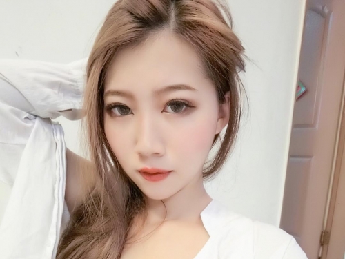 「文藻學生妹」逆天長腿好犯規！「爆乳身材」完全超越大學生規格！