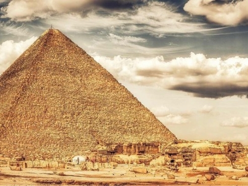 科學家對金字塔進行研究時，發現熱成像出現異常：或有生物居住？