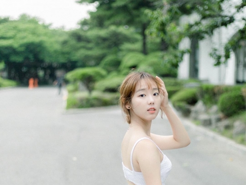 戀愛系少女短裙翩翩起舞，清透肌膚粉嫩露出，「清新氣質」鏡頭下徹底捕捉！