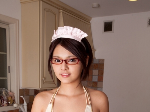 「超完美胸型」寫真女星秋本翼，化身性感小女僕，主人想吃什麼就餵你什麼，畫面超好！
