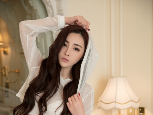 嫵媚系女友，在家大玩「變裝秀」！緊身及臀窄裙+高衩透視洞洞裝才是真的上火...