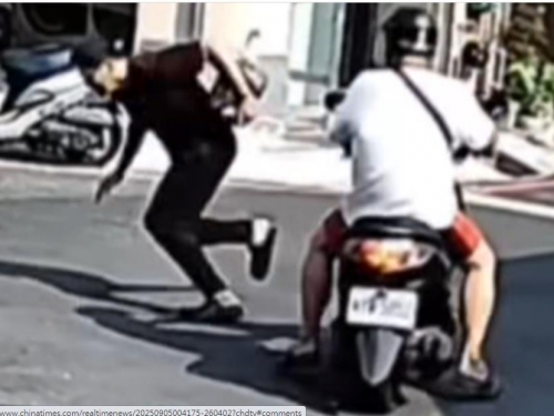 阿伯騎車右轉「不慎撞倒行人」？竟是神助攻