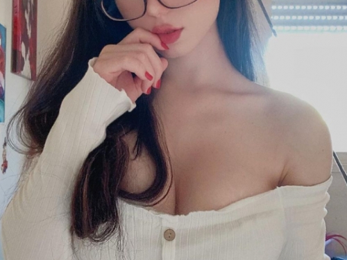 正妹Coser真實身分還原　脫下角色扮演服…爆乳豐臀小蠻腰遭比基尼出賣