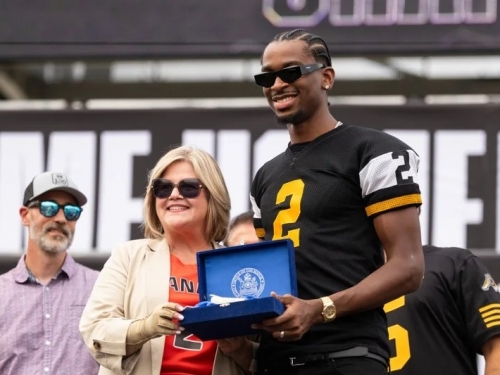 NBA》邁向人生顛峰！SGA成家鄉英雄 獲頒城市鑰匙將擁有專屬街道