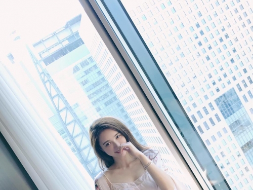 度假最美好風景！女友只穿浴衣躺床上，「神秘三角洲」隱隱若現彷彿在暗示！
