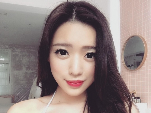 「D奶正妹」浴袍總是不穿好　領口敞開「白嫩乳球」快要掉出來！