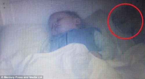 拍到兒子身旁多一具男嬰 進房一看瞬間背脊發涼