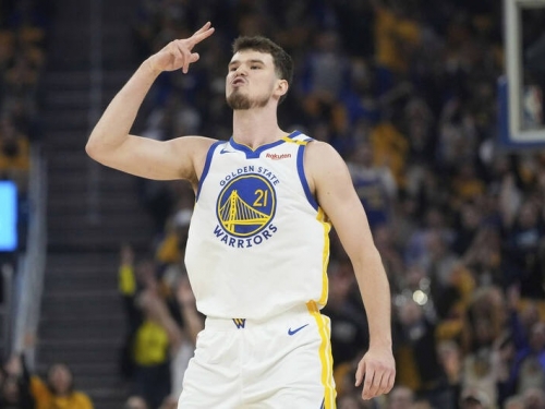 NBA》沒進自由市場！勇士留下23歲小將 213公分潛力中鋒也續留