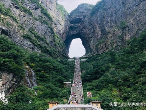 世界上最長的高山索道，從市中心直通山頂，單程運行都要近半小時