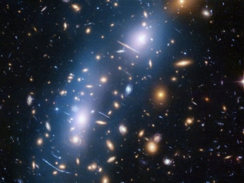 科學家發現巨大的星系弧，這可能會顛覆愛因斯坦的宇宙學