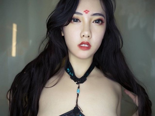 爆炸的上圍，滿到溢出來！豐乳美女「施莉莉」大到衣服包不住，說自己是「草莓口味」...