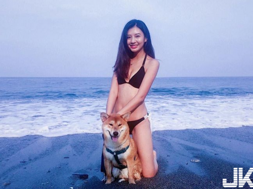 超甜美「犬系少女」！緊緻身材加上甜美微笑連狗狗們都被征服！