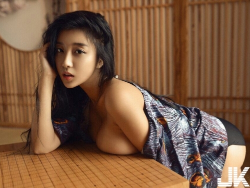 「巨乳正妹」上空陪你下圍棋！超狂野的身材讓人想用下半身對弈！