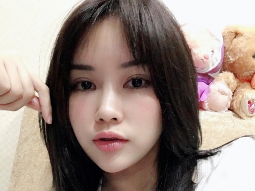 真的好大！巨乳正妹深V一路開到肚臍　露出胸前兩顆「白嫩大肉包」！