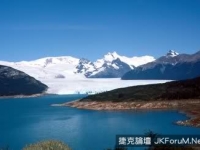 怪湖莫名其妙泳客懸浮空中