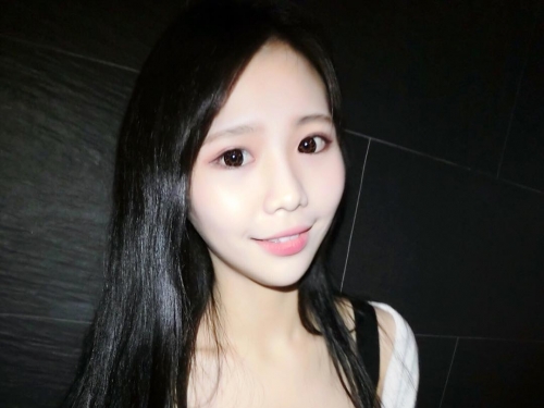 超甜美！正妹直播主「長輩福利給好給滿」，緊身泳衣讓人招架不住了！