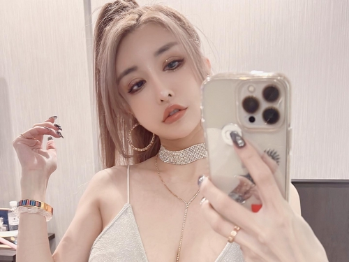 性感教主「雪碧Sprite」度假村秀火辣洋裝，「超豐滿上圍」讓人目不轉睛