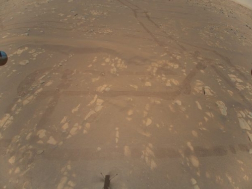 NASA 無人機首張火星空拍彩色照片，俯瞰黃沙地平線