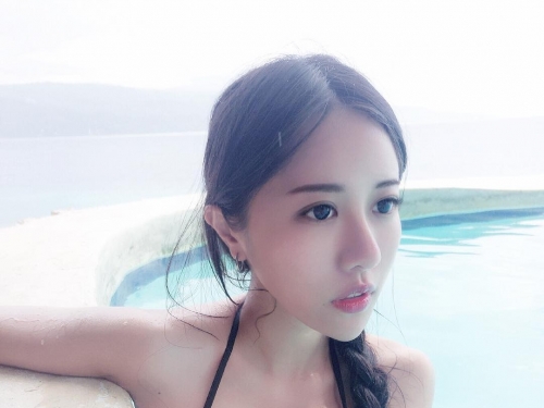 網拍老闆娘親自展示性感比基尼！飽滿乳量從下溢出　南半球也出來見客！