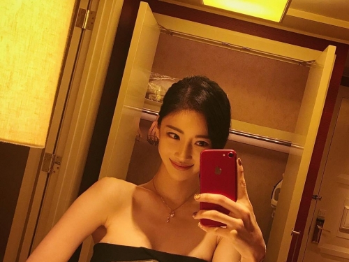 「九頭身美女」窄裙貼臀大秀一雙「逆天長腿」，誘人姿勢實在太銷魂啦！