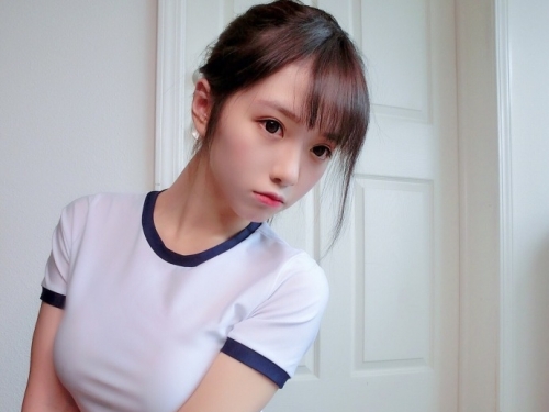 合身體操服也擠出了大歐派！白皙正妹「Borusushi 」衣服下隱藏了超渾圓胸型....