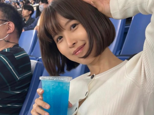 日性感女優應援經典賽！抬手驚見「無罩」好身材 球迷露事業線吸睛