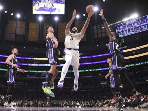 NBA》詹姆斯缺陣沒差！AD轟36分、里維斯16助攻率湖人力退國王