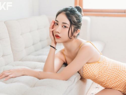 冷豔正妹「彭柔旂」深V美乳視角，連身比基尼造型「比例超優質」！