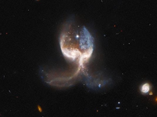 NASA拍到兩個星系正在碰撞 猶如天使之翼