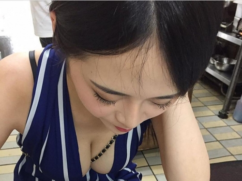 最強「人間胸器」來襲！「麵線奶妹」擠壓巨乳打招呼　壓不扁的乳量太猖狂！
