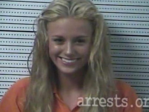 最美女罪犯11度被捕 警局檔案照甜美燦笑 竟圈粉無數