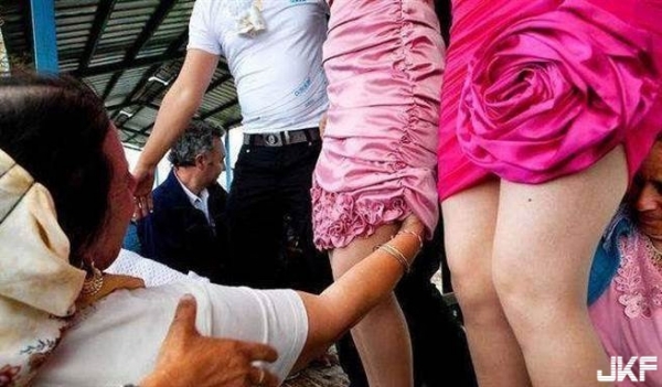 國外新娘市集挑老婆！要先讓人摸這裡驗貨