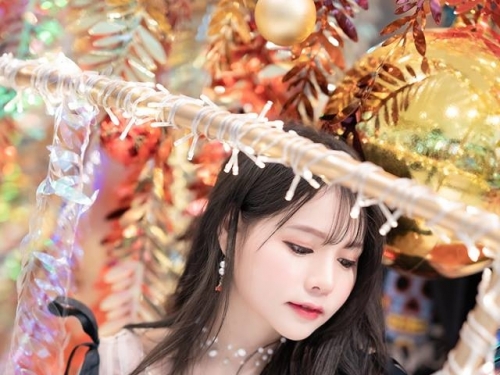 微肉感「洋娃娃正妹Tuktick」小臉好無辜，水汪汪電眼看一眼就讓人瞬間戀愛～