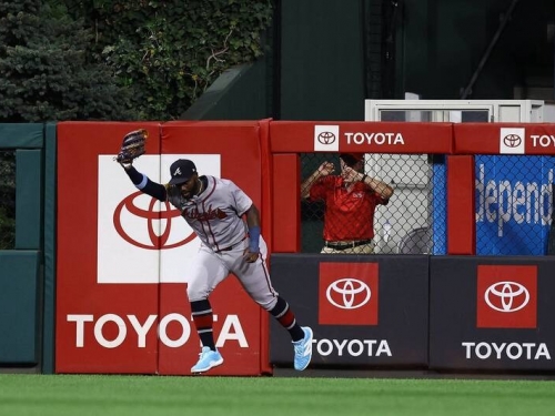 MLB》預約年度最佳美技！勇士外野手「神守備」沒收全壘打
