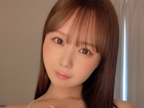 新人女主播「miru」遭前輩過激性騷，調教成邊播報邊失禁的崩壞體質！