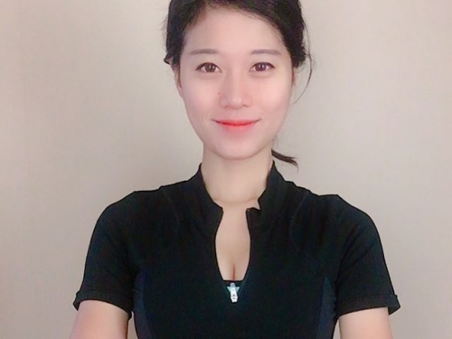 緊到不行！超緊身運動衣把妹子身材看得一清二楚，上半身「雄偉長輩」被擠得喘不過氣...