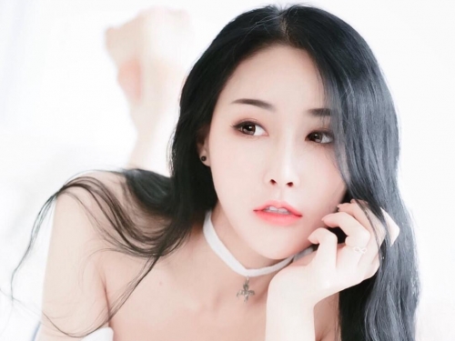 美乳正妹「霸氣側露」白嫩渾圓！一手掌握不住的飽滿乳量引人遐想！