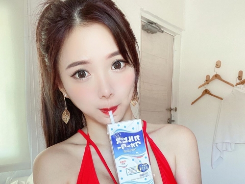 藍星蕾「爆乳走春」引注目　巨乳DJ挺兩顆大白包子做小籠包