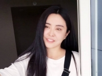 王祖賢秀自拍逆天絕美照　白色露肩衫凍齡飄仙氣