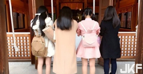 神社櫻花妹背景照「猜猜哪一位最正」? 正面公開... 引發上萬日本網友熱議：支持粉紅女