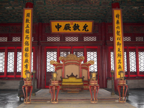皇帝登基 拉大臣同坐龍椅 歷史教授曝祕辛