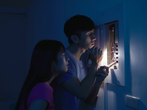 現代羅密歐與茱麗葉 她每天切斷全村電源 只為摸黑會情郎
