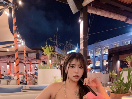 又白又大的烤魷魚！「白皙巨乳妹」夜市擺攤，裸體圍裙邊抖兩粒邊做菜